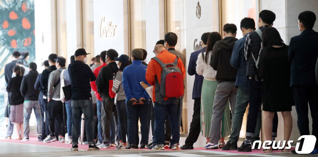 (서울=뉴스1) 김명섭 기자 = 25일 서울 중구 명동 한 백화점 명품매장앞에서 시민들이 줄을 서서 입장을 기다리고 있다. 이날 한국은행이 발표한 '2021년 5월 소비동향조사 결과'에 따르면 5월 소비자심리지수(CCSI)가 2년 11개월만에 최고치를 나타냈다. 신종 코로나바이러스 감염증(코로나19) 사태 직전인 지난해 1월 수준도 웃돌았다. 수출이 호조세를 나타내며 우리나라 경제 성장을 강하게 견인하는 가운데 백신 접종으로 내수 회복에 대한 기대감이 커진 영향이다. 2021.5.25/뉴스1  