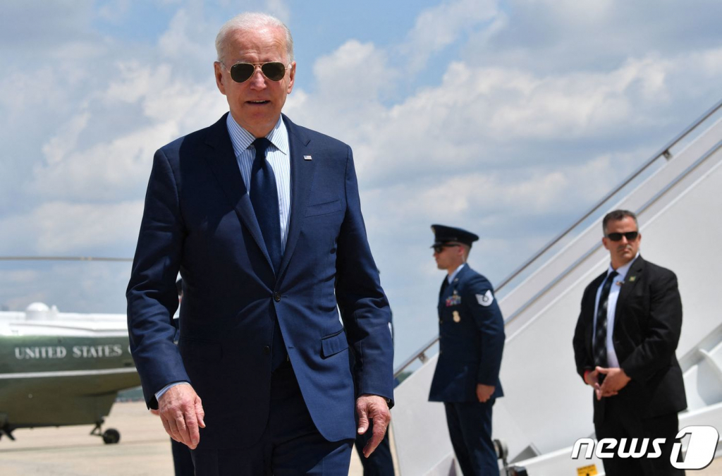 (워싱턴 AFP=뉴스1) 우동명 기자 = 조 바이든 미국 대통령이 27일(현지시간) 오하이오주 클리블랜드서 경제 관련 연설을 하기 위해 워싱턴 인근 앤드루스 공군기지에 도착해 취재진을 향해 가고 있다.  ? AFP=뉴스1  