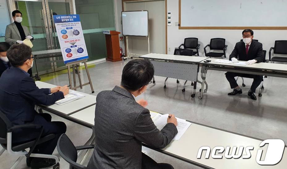 (광주=뉴스1) 박준배 기자 = 김영덕 전남 나주시의회 의장과 김석웅 광주시 환경생태국장이 2일 광주시청 1층 행복회의실에서 '나주SRF열병합발전소' 관련 설전을 벌이고 있다.2020.12.2/뉴스1  