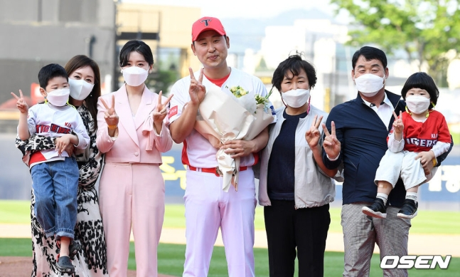 윤석민과 가족들.