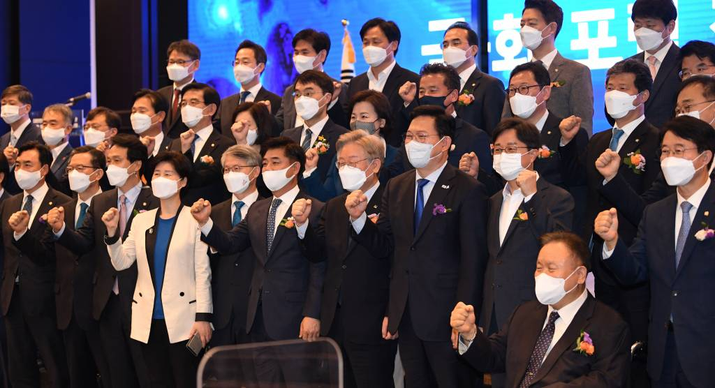 이재명 경기도지사 등이 20일 서울 여의도 중소기업중앙회에서 열린 대한민국 성장과 공정을 위한 국회 포럼 창립총회에서 기념촬영하고 있다. / 사진제공=뉴시스