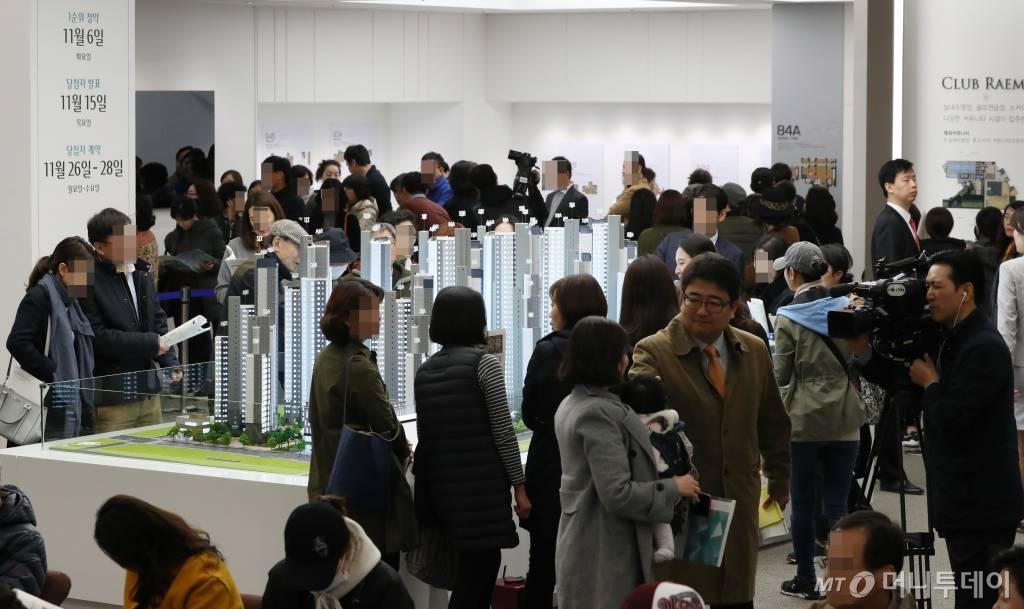 ?지난 2018년 분양한 서초구 래미안리더스원 모델하우스에 관람객이 몰려 붐비는 모습. /사진=이기범 기자 leekb@