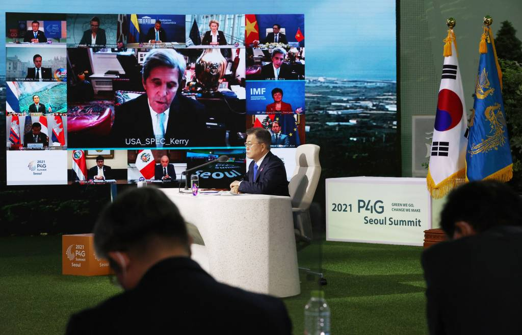  [서울=뉴시스]김진아 기자 = 문재인 대통령이 31일 오후 서울 동대문디자인플라자에서 열린 'P4G 서울 녹색미래 정상회의' 정상토론세션에서 존 케리 미국 대통령 기후특사의 발언을 듣고 있다. 2021.05.31. bluesoda@newsis.com