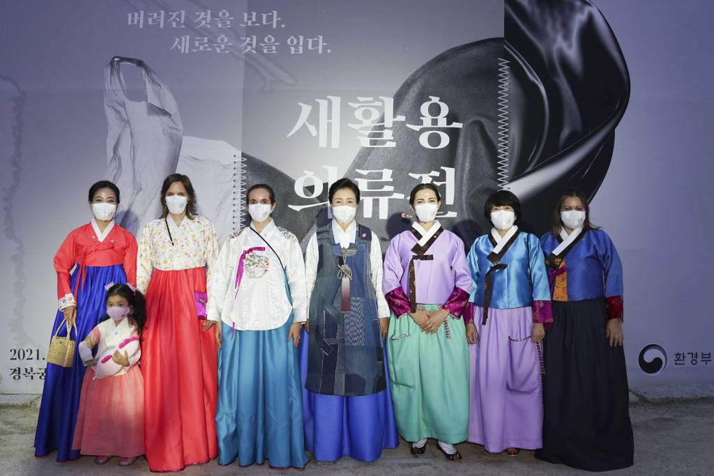  [서울=뉴시스]김진아 기자 = 문재인 대통령 부인 김정숙 여사가 31일 오후 서울 경복궁 경회루에서 열린 ‘2021 P4G서울 녹색미래 정상회의  새활용 의류전’에서 주한 대사 배우자들과 기념촬영을 하고 있다. 2021.05.31. bluesoda@newsis.com