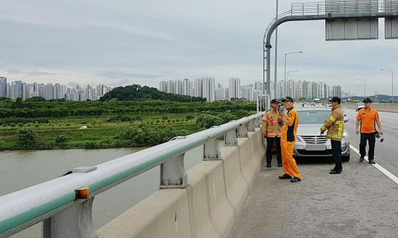 = 유명 유투버 양예원씨의 '비공개 촬영회' 사건으로 경찰 수사를 받던 스튜디오 운영자 정모씨(42)가 '편파보도'와 '모델들의 거짓말'을 주장하며 북한강에 투신했다.  사진은 9일 스튜디오 운영자 정모씨가 투신한 북한강에서 소방대원들이 수색을 하고 있는 모습. (경기도재난안전본부 제공) 2018.7.9/뉴스1  