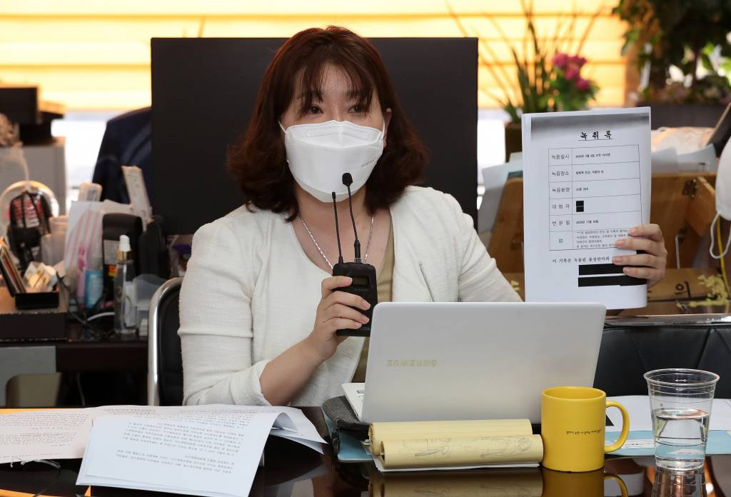  [서울=뉴시스]전진환 기자 = 로펌 대표변호사의 초임변호사 B씨에 대한 성폭행 및 피의자 사망 사건 관련 기자회견이 열린 31일 오전 서울 서초구 이은의 변호사 사무실에서 B씨의 법률대리인 이은희 변호사가 사건 발생 및 고소 등 경위와 피해자 B씨의 입장을 발표하고 있다. (공동취재사진) 2021.05.31. photo@newsis.com