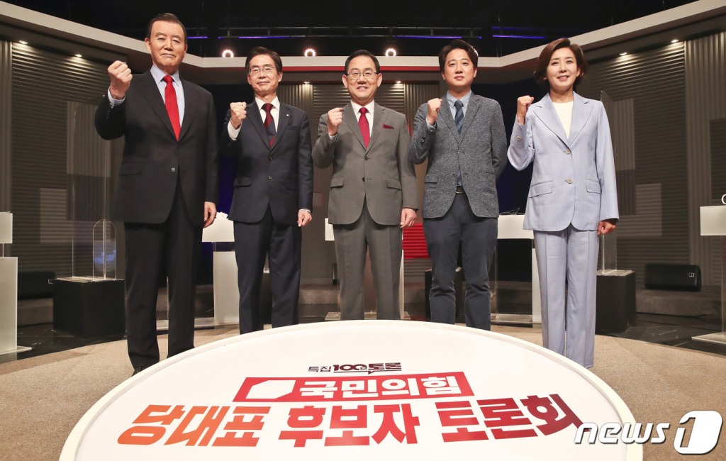 (서울=뉴스1) 국회사진취재단 = 국민의힘 당대표 후보들이 31일 저녁 서울 마포구 상암 MBC스튜디오에서 열린 100분토론회에 앞서 기념사진을 찍고 있다. 사진은 왼쪽부터 홍문표, 조경태, 주호영, 이준석, 나경원 후보. 2021.5.31/뉴스1