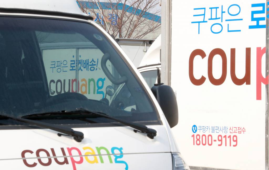  [서울=뉴시스]이영환 기자 = 서울 서초구의 한 주차장에 쿠팡 트럭들이 주차되어있는 모습. 2021.03.11. 20hwan@newsis.com