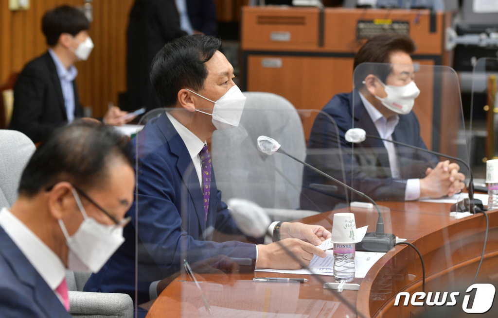 (서울=뉴스1) 오대일 기자 = 김기현 국민의힘 당 대표 권한대행 겸 원내대표가 1일 국회에서 열린 원내대책회의에서 모두발언을 하고 있다. 2021.6.1/뉴스1  