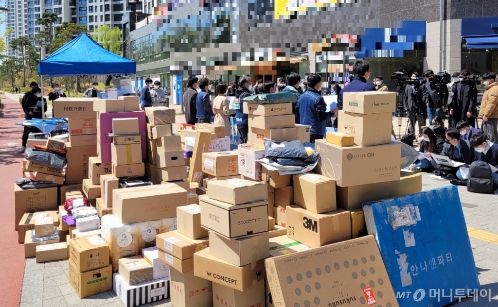 14일 택배 차량(탑차)의 지상출입을 금지한 서울 강동구 고덕동의 한 아파트 앞에 택배 물품이 쌓여 있다. / 사진 = 오진영 기자