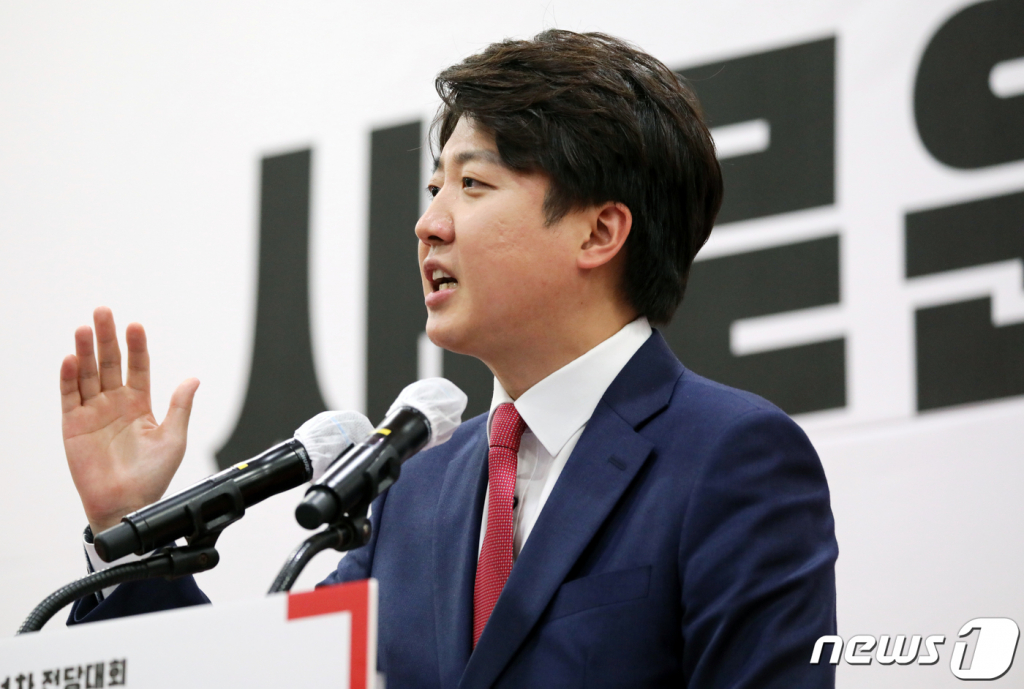 (광주=뉴스1) 이수민 기자 = 국민의힘 제1차 전당대회 광주·전북·전남·제주 합동연설회가 열린 30일 오후 광주 서구 치평동 김대중컨벤션센터에서 이준석 당 대표 후보가 발언하고 있다. 2021.5.30/뉴스1