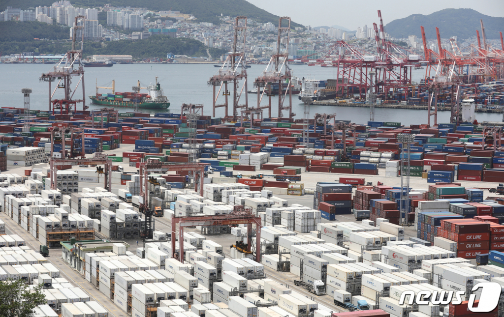 (부산=뉴스1) 여주연 기자 = 1일 오전 부산항 감만부두와 신선대부두에 컨테이너선이 화물을 선적하고 있다. 이날 산업통상자원부는 올 5월 우리나라 수출이 507억4000만달러로 전년대비 45.6% 증가했다고 밝혔다. 같은 기간 수입 578억1000만달러로 37.9% 늘었으며 무역수지는 29억3000만달러 흑자로 '13개월 연속 흑자'가 이어졌다. 2021.6.1/뉴스1  