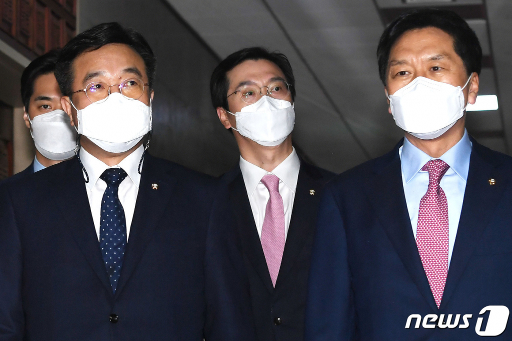 (서울=뉴스1) 이동해 기자 = 윤호중 더불어민주당 원내대표와 김기현 국민의힘 원내대표가 지난달 13일 오후 서울 여의도 국회의장실에서 박병석 국회의장 주재로 열린 여야 원내회동을 마친 후 나서고 있다. 2021.5.13/뉴스1   