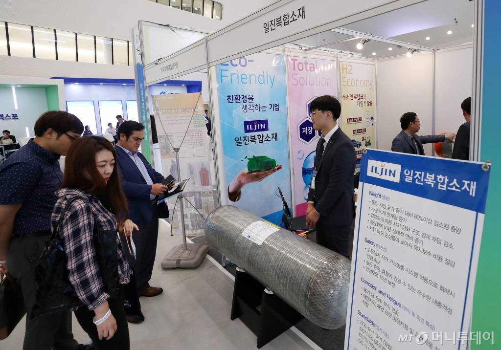 2019년 6월 서울 중구 동대문디자인플라자(DDP)에서 국회수소경제포럼 주최, 머니투데이·국가기술표준원·수소융합얼라이언스추진단 공동 주관으로 열린 '2019 대한민국 수소엑스포'에서 관람객들이 일진복합소재 부스를 살펴보고 있다. /사진=김휘선 기자 hwijpg@