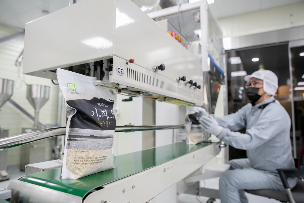 1일 제주도 제주시에 위치한 진생영농조합법인 공장에서 '가파도 무농약 찰보리'가 포장작업되고 있다. 