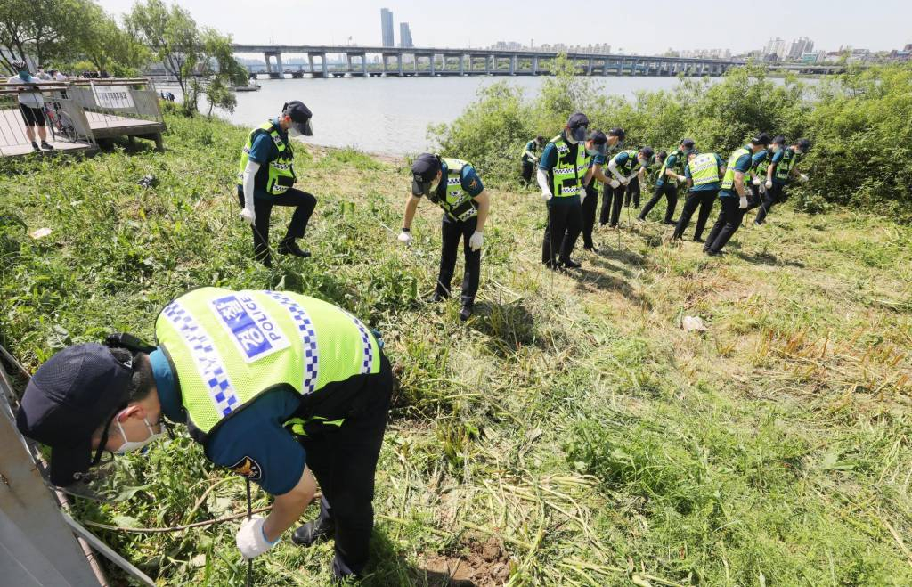  경찰이 지난달 12일 오후 서울 서초구 반포한강공원 수상택시 승강장 인근에서 고 손정민군 친구 A씨의 휴대전화 수색작업을 하고 있다. /사진=뉴시스