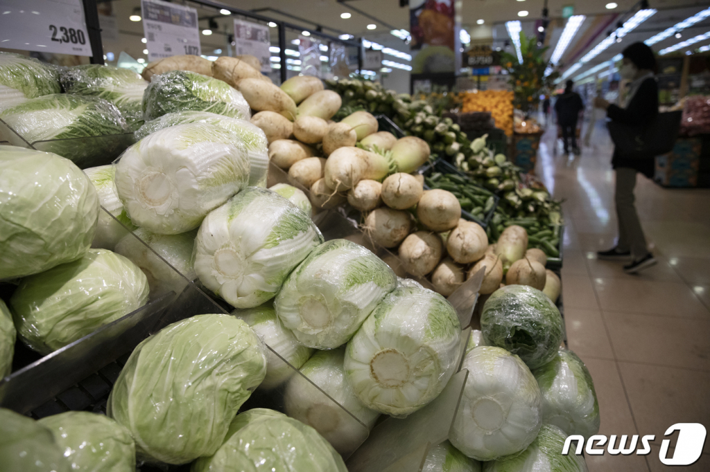 (서울=뉴스1) 이승배 기자 = 2일 통계청이 발표한 소비자물가동향에 따르면 5월 소비자물가지수는 107.46(2015년=100)으로 1년 전보다 2.6% 상승했다. 이는 2012년 4월(+2.6%) 이후 9년1개월만에 최대 상승폭이다. 작황 부진과 조류 인플루엔자 여파에 농축수산물 가격이 두 자릿수 상승세(12.1%)를 5개월 연속 이어갔으며, 지난해 국제유가 급락에 따른 기저효과로 석유류가 23.3%의 상승률을 보였다.  2일 서울 시내의 한 대형마트에서 시민들이 장을 보고 있다. 2021.6.2/뉴스1  