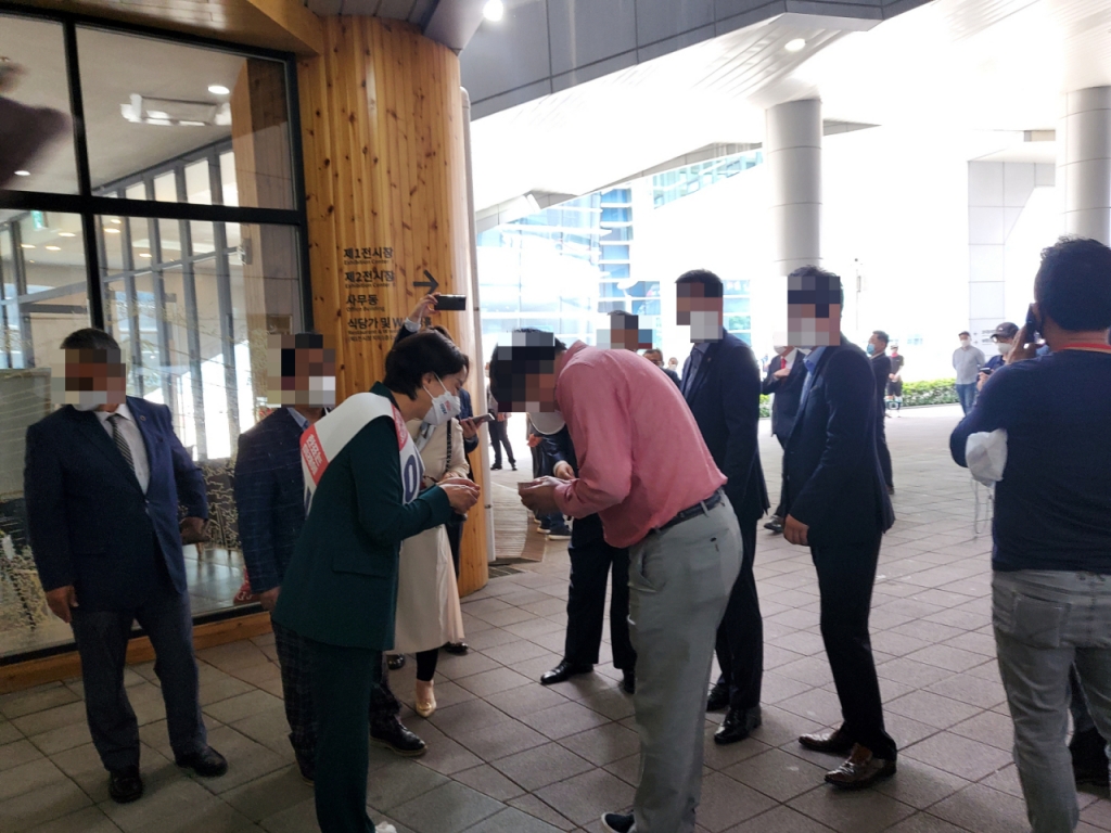 2일 부산 벡스코에서 이영 의원이 당원들과 인사를 나누고 있는 모습./사진=안채원 기자