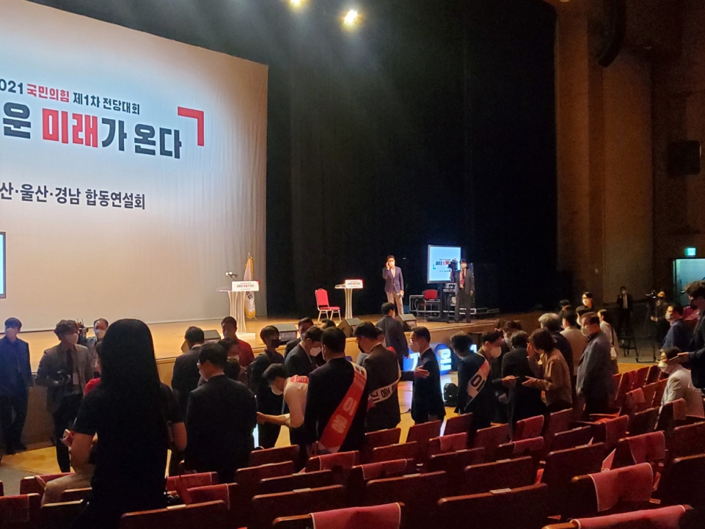 국민의힘 당 대표, 최고위원, 청년 최고위원 후보들이 2일 합동연설회가 열린 부산 벡스코에서 서로 인사를 나누고 있다./사진=안채원 기자