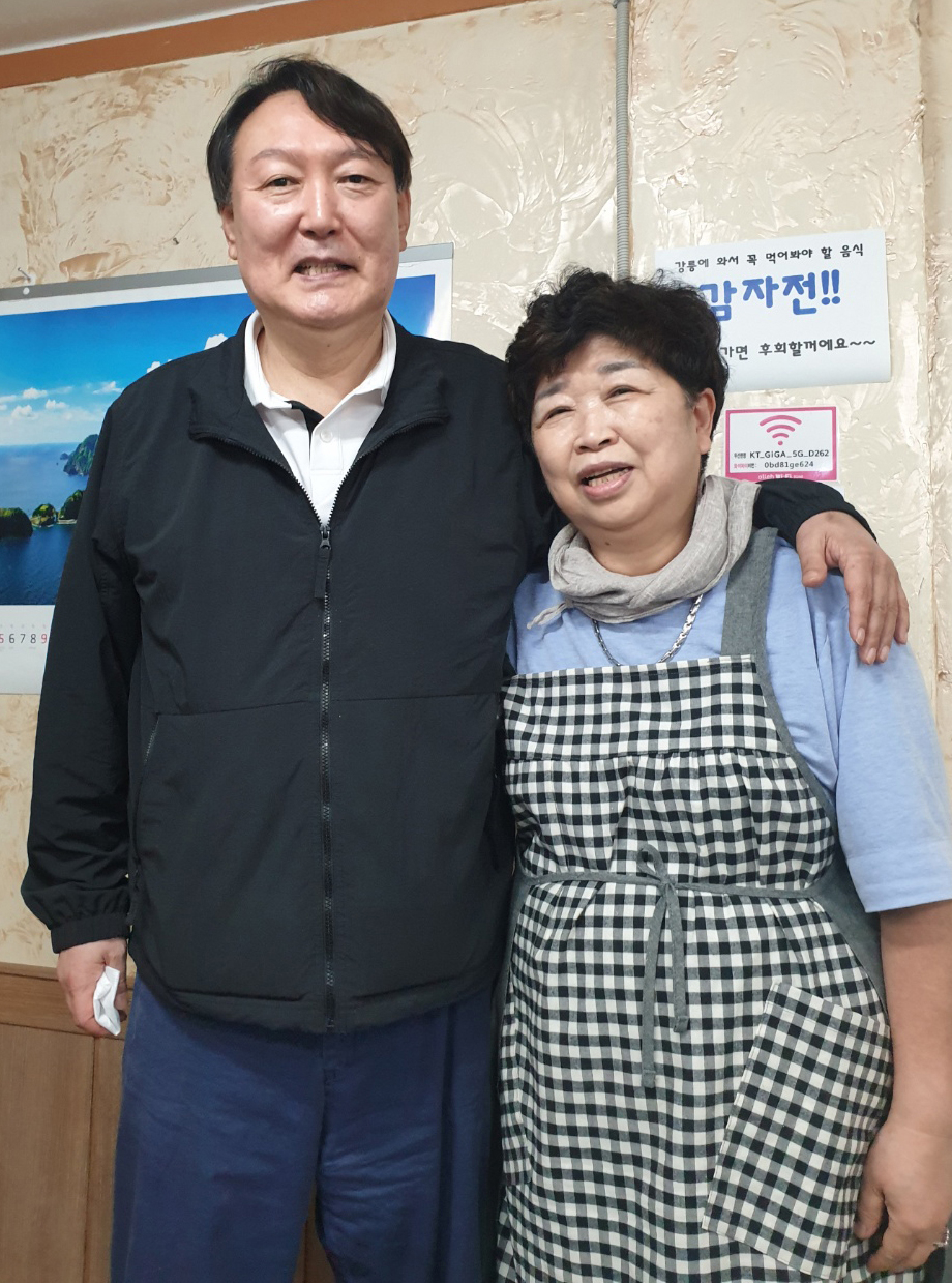  [강릉=뉴시스] 김경목 기자 = 윤석열 전 검찰총장이 지난 29일 오후 강원도 강릉시 금학동 단골 식당 '감자바우'에서 이경숙 대표와 포즈를 취하고 있다. (사진=독자 제공) 2021.05.31. photo@newsis.com  *재판매 및 DB 금지