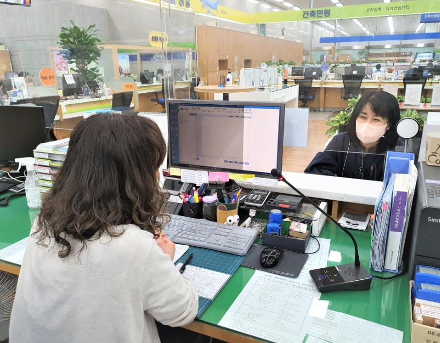 서울 성동구 행복민원실에 설치된 양방향 마이크로 방문민원인과 담당공무원이 대화하고 있다. /사진제공=성동구청