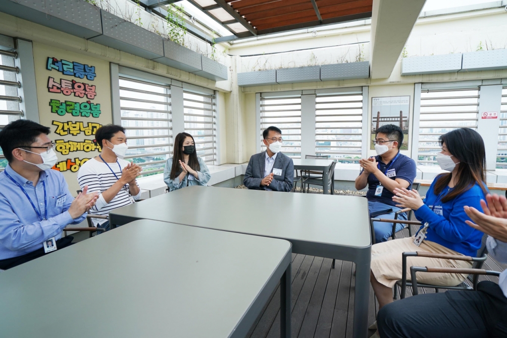 서울 동대문구청에서 지난달부터 매주 화요일 진행되는 간부와 8급 이하 직원들의 소통의 장에서 최홍연 동대문구 부구청장(왼쪽 4번째)과 직원들이 이야기를 나누고 있다. /사진제공=동대문구청
