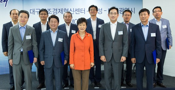 박근혜 당시 대통령이 2014년 9월 15일 오전 대구 무역회관에서 열린 창조경제혁신센터 확대 출범식에 참석해 삼성과 벤처기업 간 계약 체결식을 지켜본 뒤 이재용 삼성전자 부회장, 벤처기업 대표들, 권영진 대구시장 등과 기념촬영을 하고 있다.(청와대 제공) 2014.9.15/뉴스1
