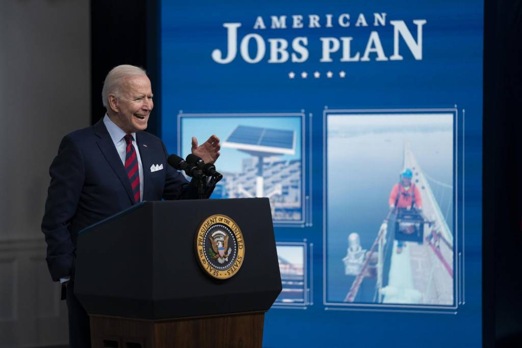 [워싱턴=AP/뉴시스]조 바이든 미국 대통령이 7일(현지시간) 백악관 사우스코트 강당에서 미국의 인프라·일자리 투자 법안에 관해 연설하고 있다. 