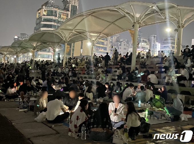 자정이 넘어 불이 꺼진 부산 수영구 민락수변공원 모습.2021.6.6/ © 뉴스1 이유진 기자