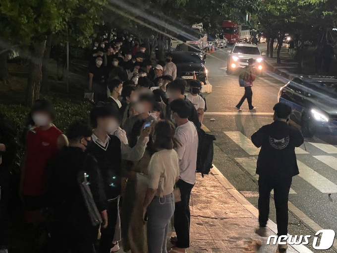 오후 11시를 넘어서자 부산 수영구 민락수변공원에 입장하기 위한 줄이 인도 가득 이어지고 있다.2021.6.5/ © 뉴스1 이유진 기자