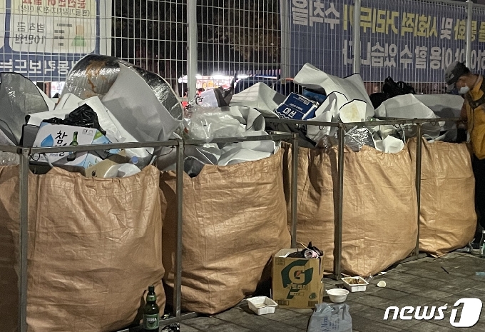 부산 수영구 민락수변공원 내부에 입장객들이 버리고 간 쓰레기가 넘쳐나는 모습.2021.6.5/ © 뉴스1 이유진 기자