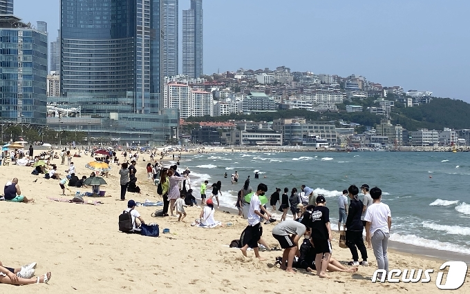 해운대해수욕장이 6월 첫째주 주말을 맞이해 피서객들로 붐비고 있다.2021.6.6/© 뉴스1 박세진 기자