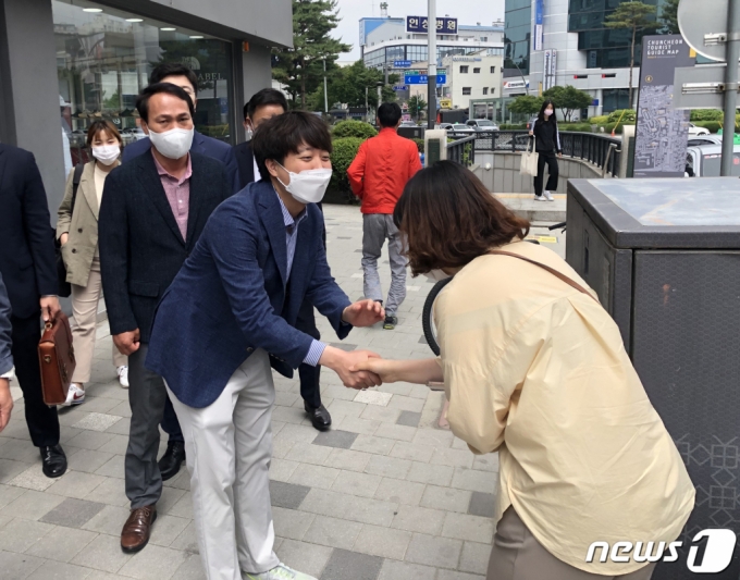 (춘천=뉴스1) 신웅수 기자 = 이준석 국민의힘 당대표 후보가 5일 강원 춘천시를 방문해 시민들에게 인사하고 있다.(이준석 캠프 제공) 2021.6.5/뉴스1  