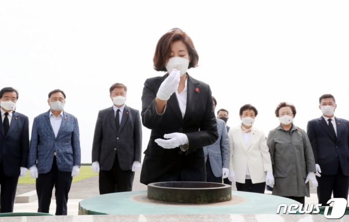 (제주=뉴스1) 오현지 기자 = 나경원 국민의힘 당 대표 후보가 5일 오전 제주시 봉개동 4·3평화공원을 찾아 위령제단에 분향하고 있다.2021.6.5/뉴스1  