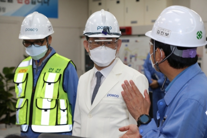 국민의힘 당 대표 경선에 나선 주호영 후보가 6일 오전 포스코 포항 제철소를 방문해 관계자들을 격려하고 있다. /사진제공=주호영 후보 캠프