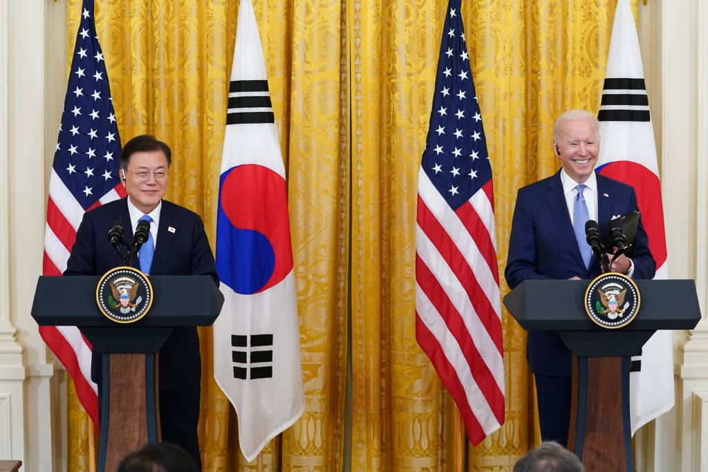  [워싱턴=뉴시스]추상철 기자 = 문재인 대통령이 21일 오후(현지시간) 미국 워싱턴 백악관 이스트룸에서 조 바이든 미국 대통령과 공동기자회견을 하고 있다. 2021.05.22. scchoo@newsis.com
