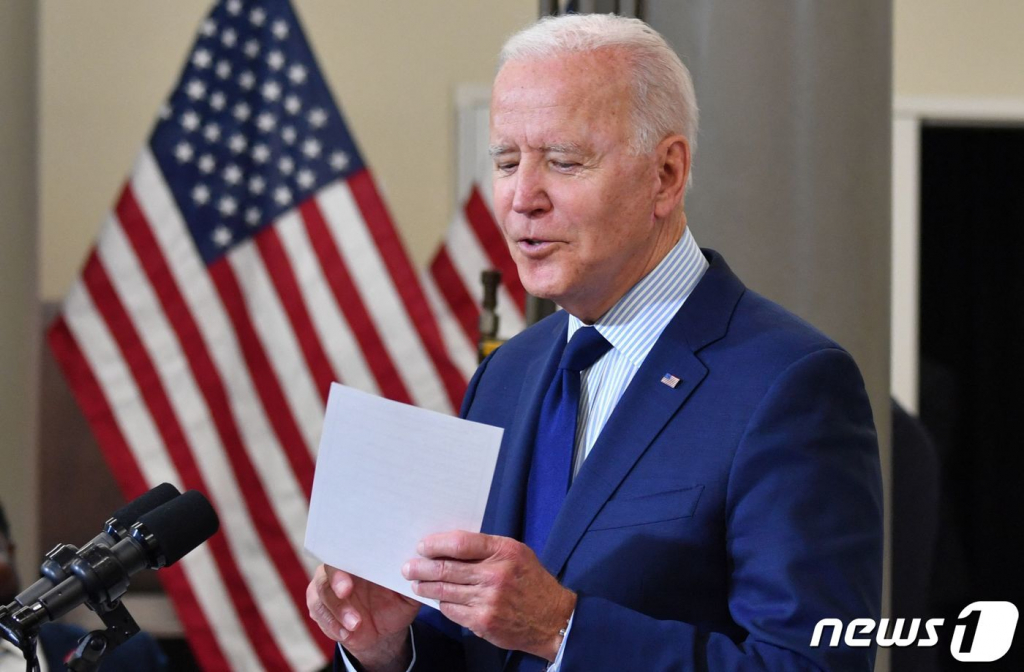 (클리블랜드 AFP=뉴스1) 우동명 기자 = 조 바이든 미국 대통령이 27일(현지시간) 오하이오주 클리블랜드의 한 대학에서 경제를 주제로 연설서 경기부양안에 찬성도 안한 공화당 의원들의 명단을 적은 메모지를 들고 이들을 겨냥해 수치심이 없다고 비판하고 있다.  ? AFP=뉴스1  