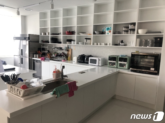 7일 오후 부산청년센터 내 공유 주방이 사용된 흔적이 없어 깨끗하다. 2021.6.7 /© 뉴스1 백창훈 기자