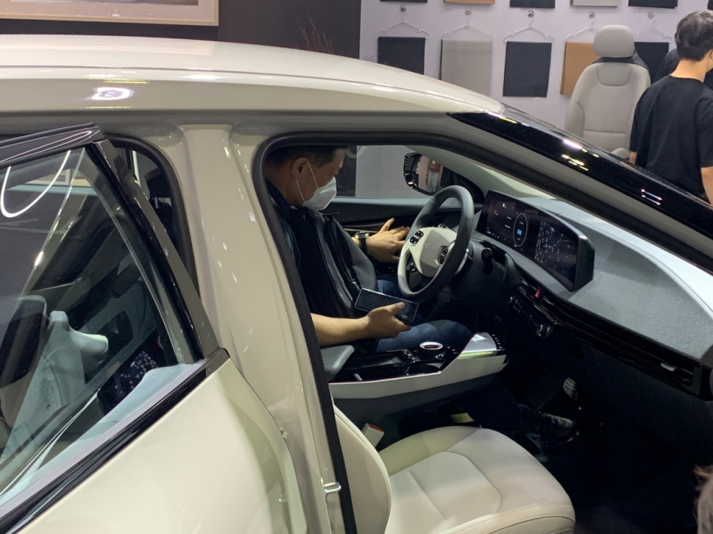 9일 오전 10시쯤 서울 삼성동 코엑스에서 개최된 'xEV트렌드 코리아(xEV TREND KOREA) 2021'에서 한 관람객이 기아 EV6를 살펴보고 있다/사진=이강준 기자