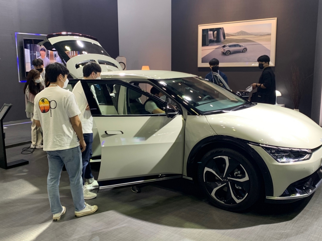 9일 오전 10시쯤 서울 삼성동 코엑스에서 개최된 'xEV트렌드 코리아(xEV TREND KOREA) 2021'에서 관람객들이 기아 EV6를 살펴보고 있다/사진=이강준 기자