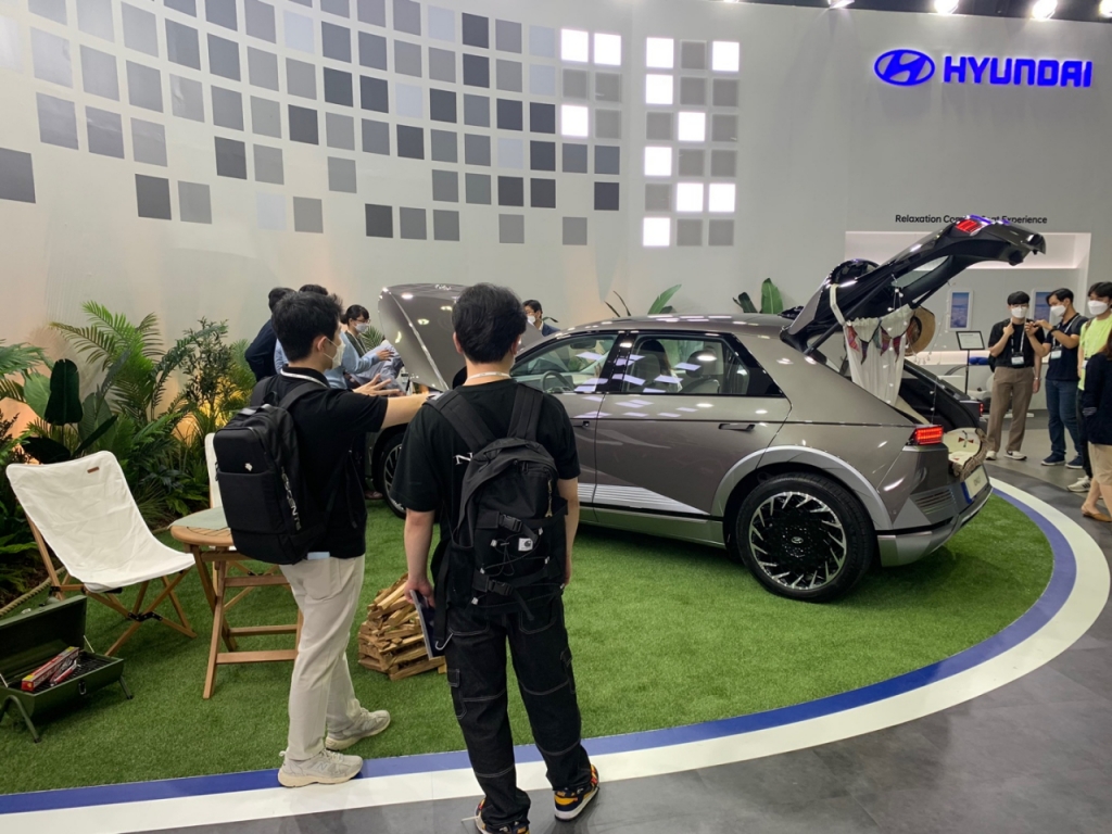 9일 오전 10시쯤 서울 삼성동 코엑스에서 개최된 'xEV트렌드 코리아(xEV TREND KOREA) 2021'에서 관람객들이 현대차 아이오닉5를 살펴보고 있다/사진=이강준 기자