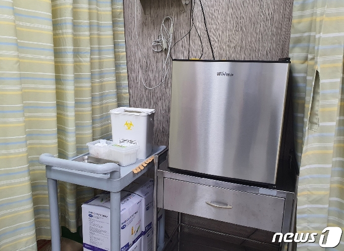 10일 부산 사하구 장림한서병원 백신 냉장고에 얀센 백신이 보관돼 있다.2021.6.10 /뉴스1 노경민 기자