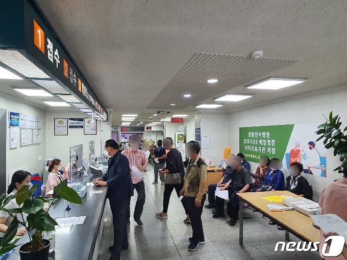 10일 부산 사하구 장림한서병원에 백신 접종 대상자들이 대기하고 있다.2021.6.10/© 뉴스1 노경민 기자