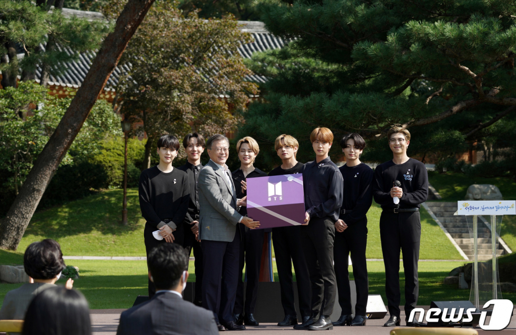 (서울=뉴스1) 박정호 기자 = 문재인 대통령이 19일 오전 청와대 녹지원에서 열린 제1회 청년의 날 기념식에서 방탄소년단(BTS)에게 2039년 청년들에게 전하는 선물을 받고 있다. 2020.9.19/뉴스1  