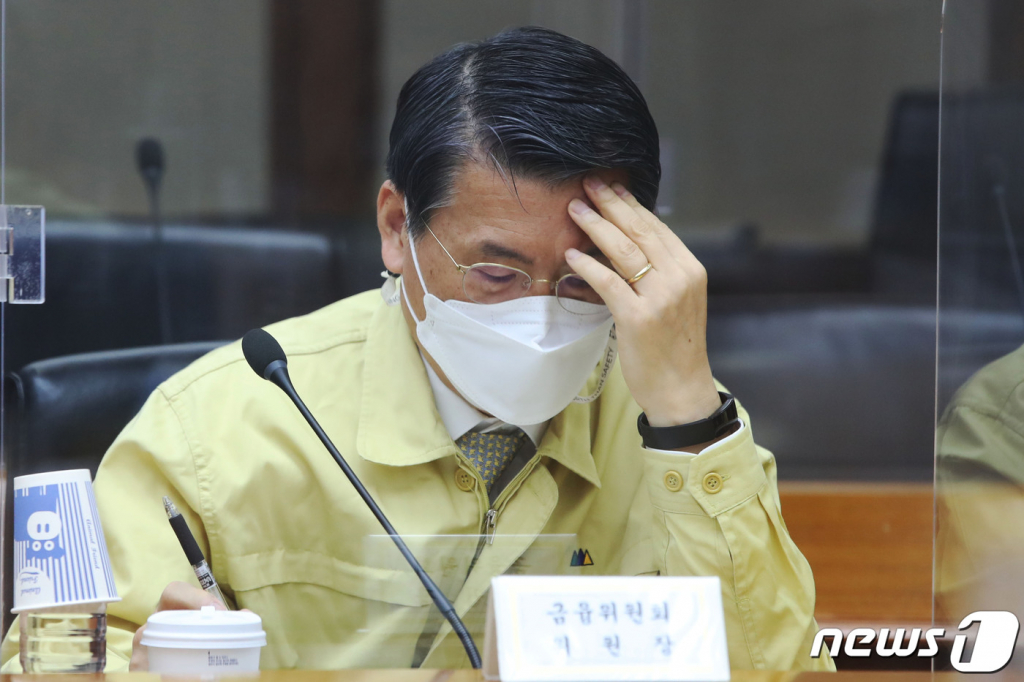 (서울=뉴스1) 박세연 기자 = 은성수 금융위원장이 29일 서울 여의도 한국수출입은행에서 열린 비상경제 중앙대책본부 회의에서 생각에 잠겨있다. 2021.4.29/뉴스1  