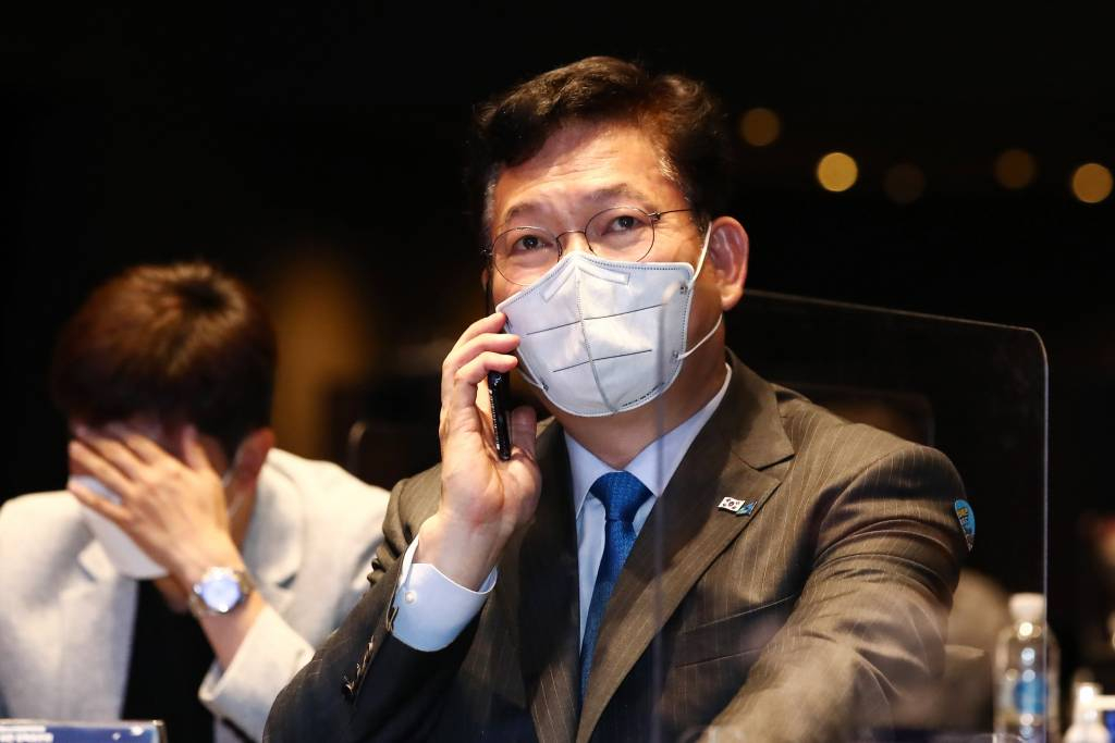 송영길 더불어민주당 대표가 이달 10일 서울 여의도 글래드호텔에서 열린 '2024 강원 동계청소년올림픽대회 남북공동 개최를 위한 정책토론회'에 참석해 통화하고 있다. / 사진제공=뉴시스