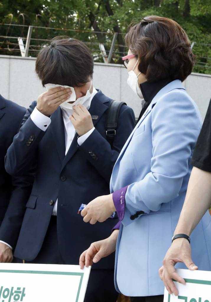 국민의힘 이준석 당대표가 후보 시절인 이달 9일 서울 국방부 앞에서 피켓시위중인 천안함재단, 유가족회, 생존자전우회원들을 찾아 함께 피켓을 들고 있던 중 눈물을 닦고 있다. / 사진제공=뉴시스