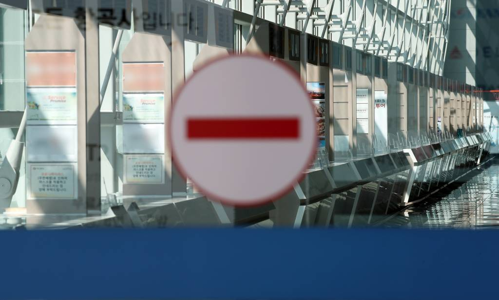  [인천공항=뉴시스]김병문 기자 = 코로나19 신규 확진자 수가 엿새 연속 400명대를 기록한 22일 오전 인천국제공항 입국장의 여행사 부스 구역이 한산하다. 2021.03.22. dadazon@newsis.com