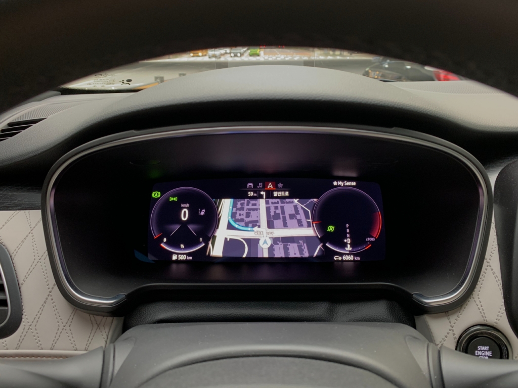 르노삼성 SM6 계기판. T맵과 실시간으로 연동된다./사진=이강준 기자