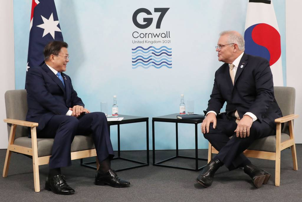  [콘월(영국)=뉴시스]박영태 기자 = G7 정상회의 참석차 영국을 방문 중인 문재인 대통령이 12일(현지시간) 영국 콘월 트레게나 캐슬 호텔에서 열린 스콧 모리슨 호주 총리와의 한-호주 양자회담에 참석해 대화를 나누고 있다. 2021.06.12. since1999@newsis.com